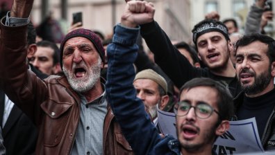 Напрежението между Стокхолм и Анкара ескалира, в Истанбул запалиха шведското знаме