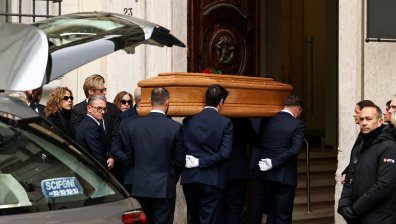 Италия се сбогува с легендарния моден дизайнер Валентино (СНИМКИ)
