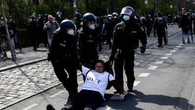 Безредици в Берлин - хиляди на протест срещу Ковид мерките (СНИМКИ)