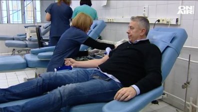 Футболистите на ЦСКА-София дариха кръв и раздадоха подаръци във ВМА