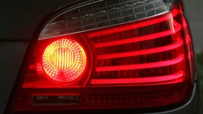 Сменяте често халогенните крушки на фаровете? Ето причината да гаснат