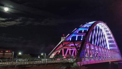 Цистерна с гориво се запали на Кримския мост, Русия обвини Украйна за случилото се