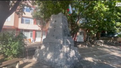 Учители от Мъглиж изработиха 120-килограмов макет на Паметника на свободата