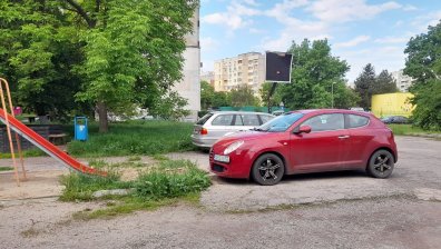 Паркират на детски площадки, градинки, на места за боклукчийски кофи