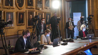 Трима изследователи на черните дупки взеха Нобел за физика