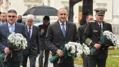 Румен Радев отдаде почит пред Паметника на летеца