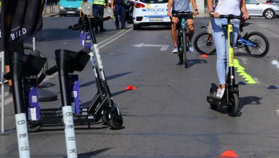От Варна: Бясно каращи колела и тротинетки, ограничете ги във велоалеи