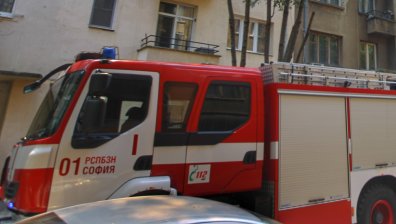 Пожар гори в блок в София, евакуираха 20 души