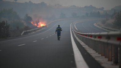 Пожарът в Северна Гърция тръгна към българската граница