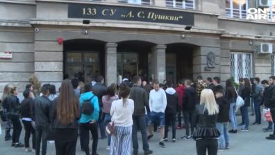 Учениците недоволни от матурата по английски език - била пълна с грешки