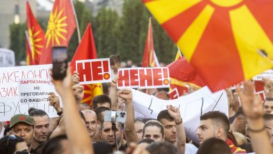 Протест пред сградата на правителството в Скопие срещу френското предложение