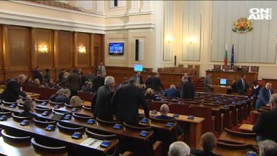 Депутатите ще заседават извънредно утре