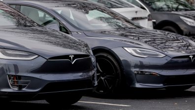Няма непробиваема кола, хакери преодоляха защитата на Tesla за 2 минути