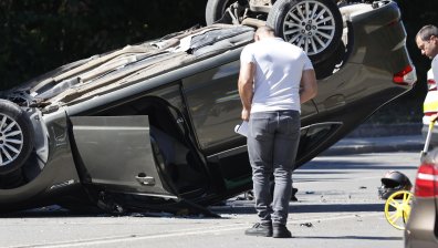 Кола се обърна по таван във Варна, има пострадало дете