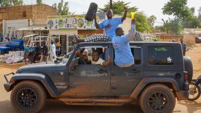 Хунтата в Нигер заплашва да убие президента Базум