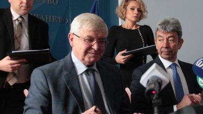 Разписаха договора за новите 280 линейки