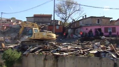 Събориха 18 незаконни къщи в ромската махала във Варна