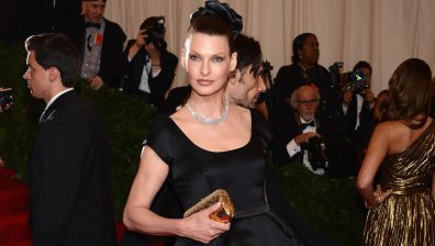 Линда Еванджелиста съди козметична клиника за $50 млн., била обезобразена