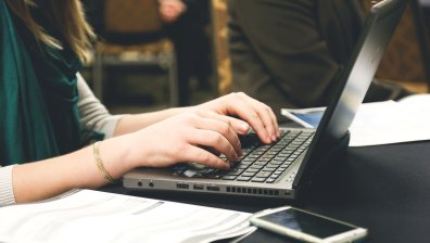 Служителите на Facebook и Google ще работят от вкъщи до края на годината