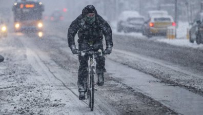 Снежната покривка създаде неприятности за шофьори и пешеходци