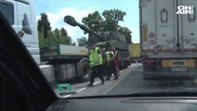 Конвой на НАТО се удари в румънски влекач по пътя Шумен-Карнобат