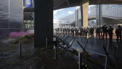 Брюксел под полицейска блокада - пазят евроинституциите от гневни фермери