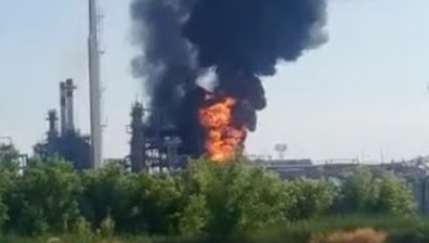 Взрив и пожар в руска петролна рафинерия на 8 км от границата с Украйна (+ВИДЕО)