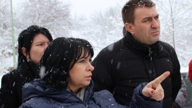 Полагат се усилия за пускане на тока: Петкова