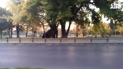 Кола се преобърна край дърво в Стара Загора