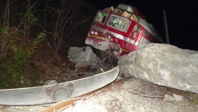 Влакът София-Бургас се удари в паднали скали край Розино, машинистът е ранен