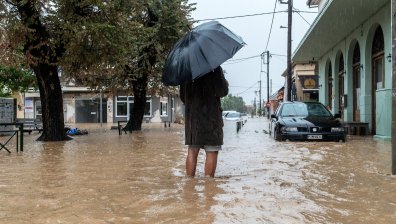 Спасиха над 100 туристи от наводнения в Гърция, водата мина 1,5 м