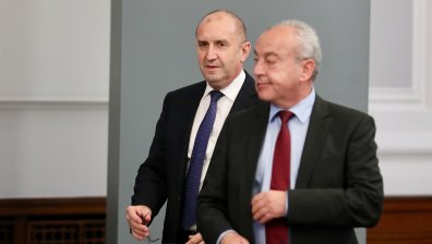 Радев бяга от образа на Орбан, но трябва да заеме ясна позиция, смятат анализатори
