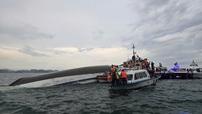 Най-малко 34 жертви при преобръщане на туристически кораб във Виетнам (+СНИМКИ)