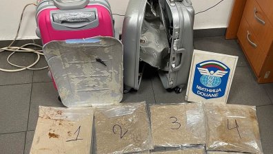 Митничари спипаха хероин в тайници на куфари при проверка на автобус