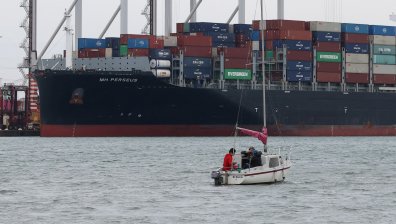 Кораб с помощи за Ивицата Газа е ударен от дронове край Малта