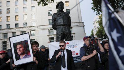 Стотици се събраха на бдение в памет на Чарли Кърк в Лондон и обявиха "война срещу злото"