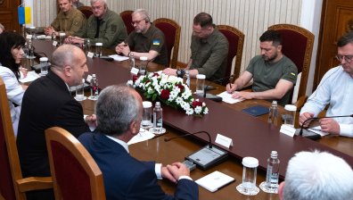 "Желание да се скрие нещо от обществото": Раздори във властта след посещението на Зеленски