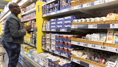 Инфлацията принуждава британците да се запасяват със замразени и консервирани храни