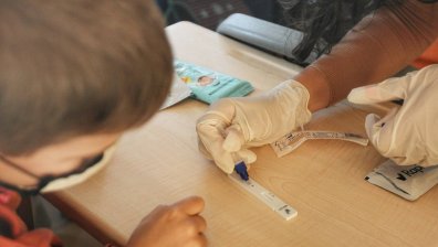 Обратно в клас: Най-малките ученици се върнаха в училище след тестване