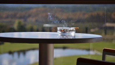 Кардиолози: Пушенето в затворени помещения трови и непушачите