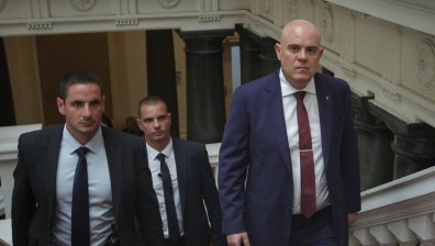 Коментарите за освобождаването на Гешев - от защита на обществения интерес до "страх сред политиците"