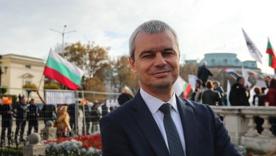 Костадинов призова Радев да поиска референдум за еврото сред решението на КС