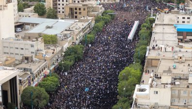 Море от хора изпрати Ебрахим Раиси в последния му път в родния Машхад