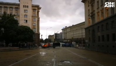 Мощна буря в София, наводнени са тераси и мазета