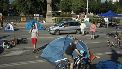 Орлов мост осъмна с палатков лагер, движението е блокирано (+СНИМКИ)