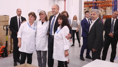 Президентът Радев взе участие в откриването на нова фабрика за сигнално-охранителна и пожароизвестителна техника