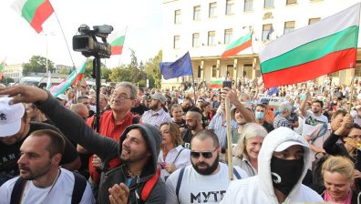 Сблъсъците пред Народното събрание в снимки (ГАЛЕРИЯ)