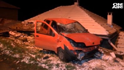 Кола излетя от пътя и се заби в покрива на селскостопанска постройка (+ВИДЕО)