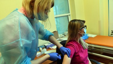 Суеверия и конспирации: Защо поляците са скептични за ваксинирането?