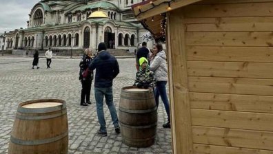 "Златната" арка изчезна от "Невски", появиха се бурета (+СНИМКИ)